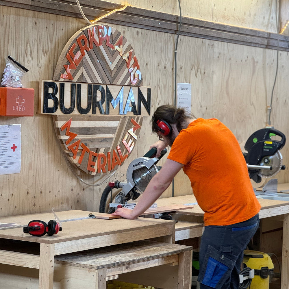 2025 medewerker op afkortzaag in werkplaats Buurman Rotterdam