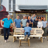 Bouw het zelf Teambuilding bij Buurman Rotterdam. Een groep met hun eigen gemaakte buitenbank, met voeten kruk.