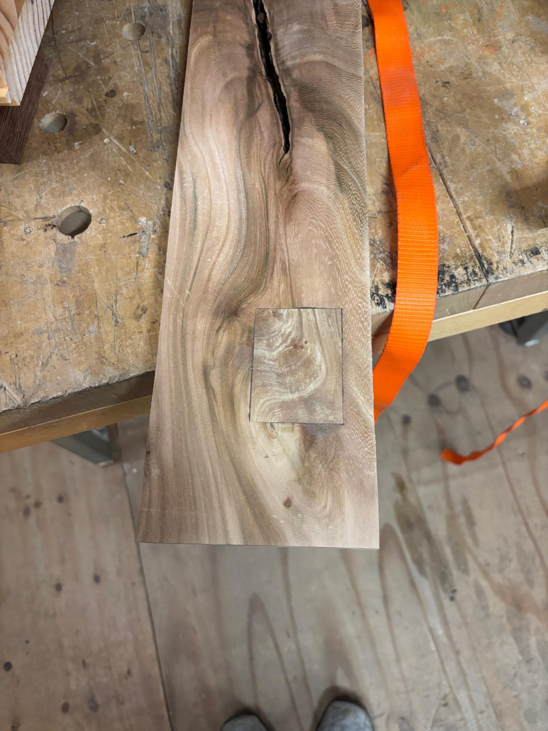Resultaat van een uitsparing in hout vullen met een nieuw stuk hout.
