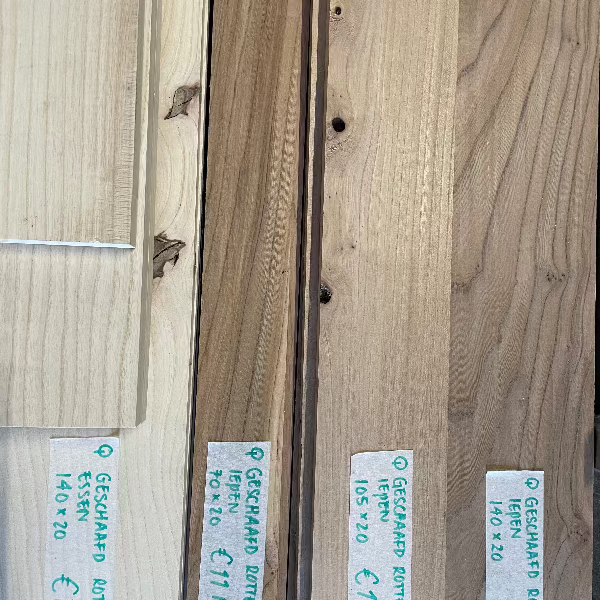 Geschaafde meubelplanken