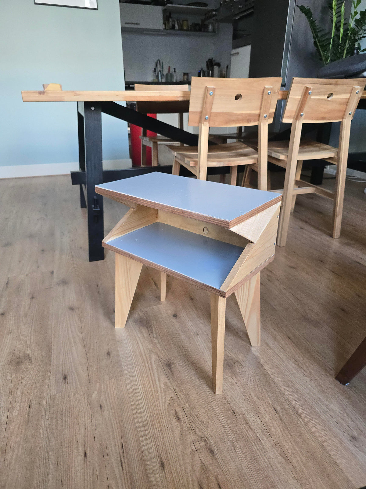 Een kastje gemaakt tijdens meubelmaken niveau 1 kastje, naar een ontwerp van Enzo Mari.
