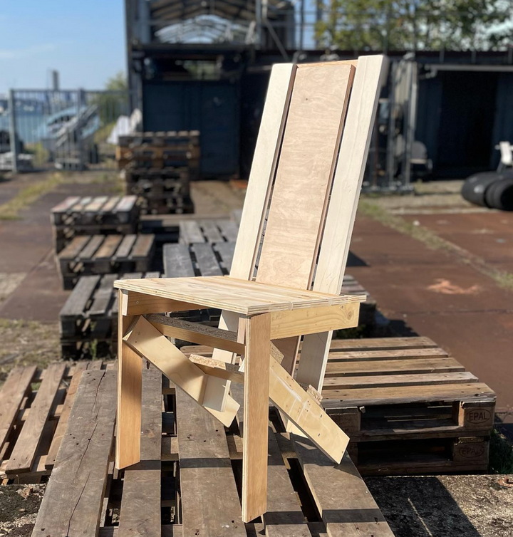 Een stoel gemaakt tijdens de cursus meubelmaken niveau 1 stoel, naar een ontwerp van Enzo Mari 