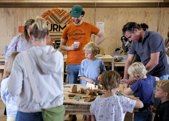 Kinderen zijn bezig met hout tijdens de ouder en kind workshop 