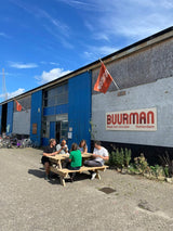 Teambuilding workshop Bouw een picknick bank, bij Buurman Rotterdam. Het team test hun bank.