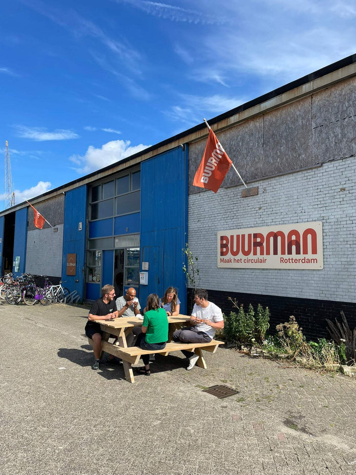 Teambuilding workshop Bouw een picknick bank, bij Buurman Rotterdam. Het team test hun bank.