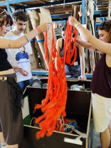 Teambuilding workshop bij Buurman Rotterdam, materiaal uitzoeken.