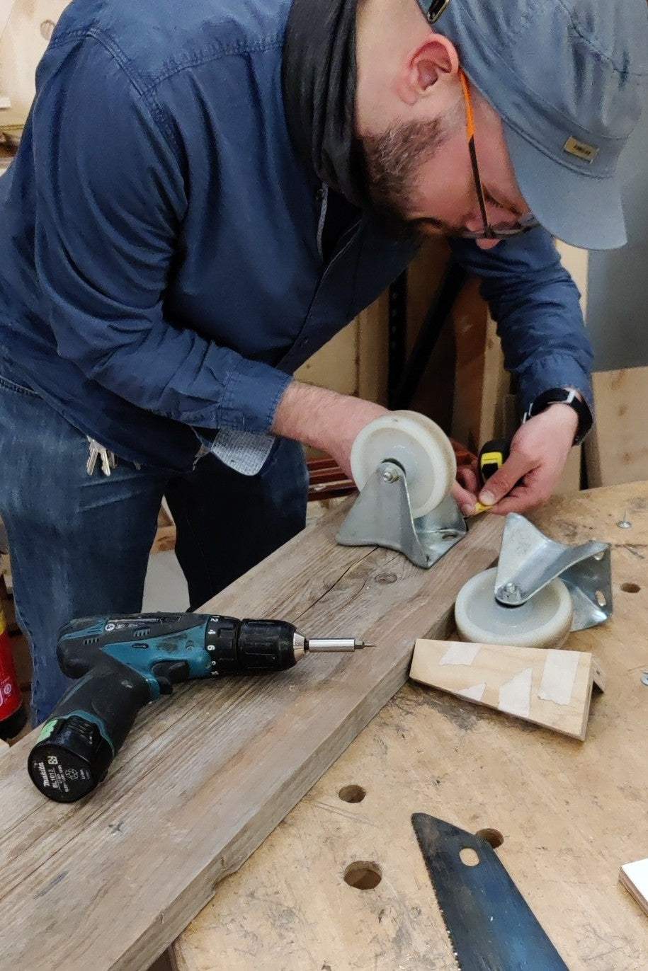 Teambuilding workshop zeepkistenstrijd bij Buurman Rotterdam. Meten waar de wielen moeten komen op de zeepkist.