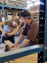 Teambuilding workshop zeepkistenstrijd bij Buurman Rotterdam. Bezig met de bouw van een zeepkist.