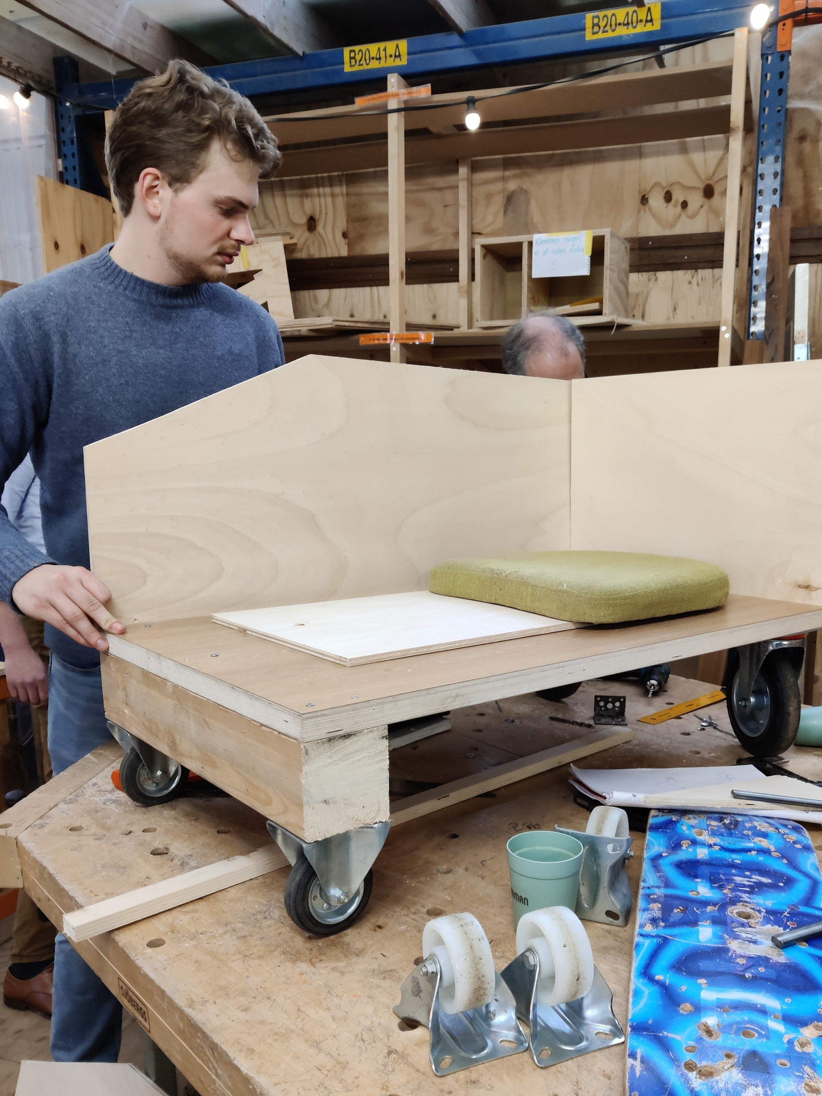 Teambuilding workshop zeepkistenstrijd bij Buurman Rotterdam. Monteren van de zeepkist, met een zitting voor een comfortabele race.