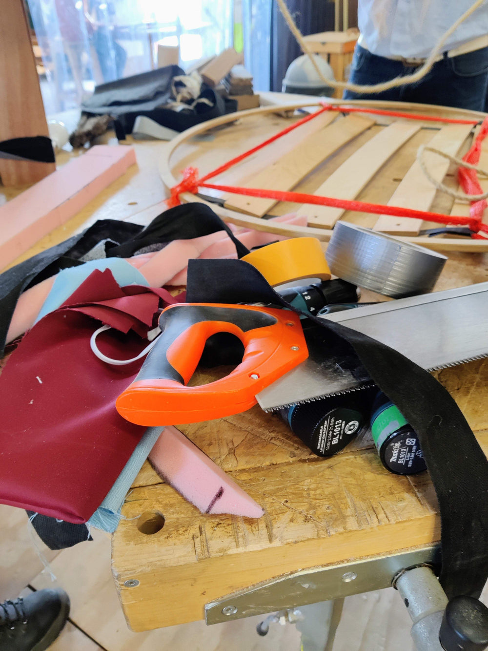 Teambuilding Design Challenge een circulaire klus wedstrijd bij Buurman Rotterdam. Verschillende rest materialen op een werkbank.