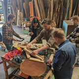 Teambuilding Design Challenge, een circulaire klus wedstrijd bij Buurman Rotterdam. Een team is bezig met bouwen.