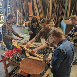 Teambuilding Design Challenge, een circulaire klus wedstrijd bij Buurman Rotterdam. Een team is bezig met bouwen.
