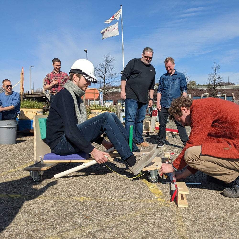 Teambuilding zeepkistenstrijd bij Buurman Rotterdam, de zeepkist word gecontroleerd voor de race bij Buurman Rotterdam