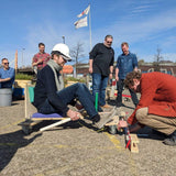 Teambuilding zeepkistenstrijd bij Buurman Rotterdam, de zeepkist word gecontroleerd voor de race bij Buurman Rotterdam