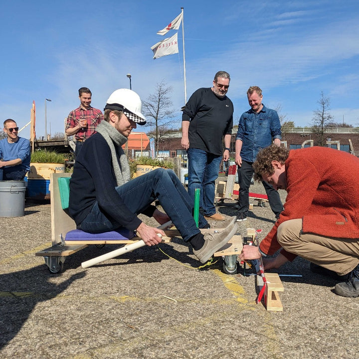Teambuilding zeepkistenstrijd, de zeepkist word gecontroleerd voor de race bij Buurman Rotterdam