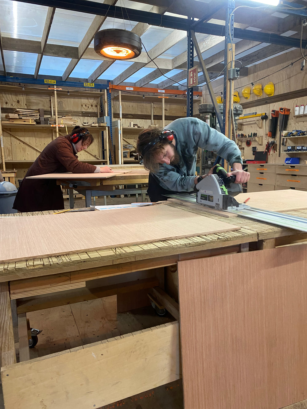 2 werkbank huurders aan het werk in de werkplaats van Buurman Rotterdam.