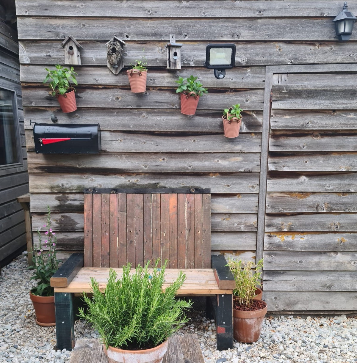Een tuinbankje gemaakt tijdens de workshop bouw een bankje.