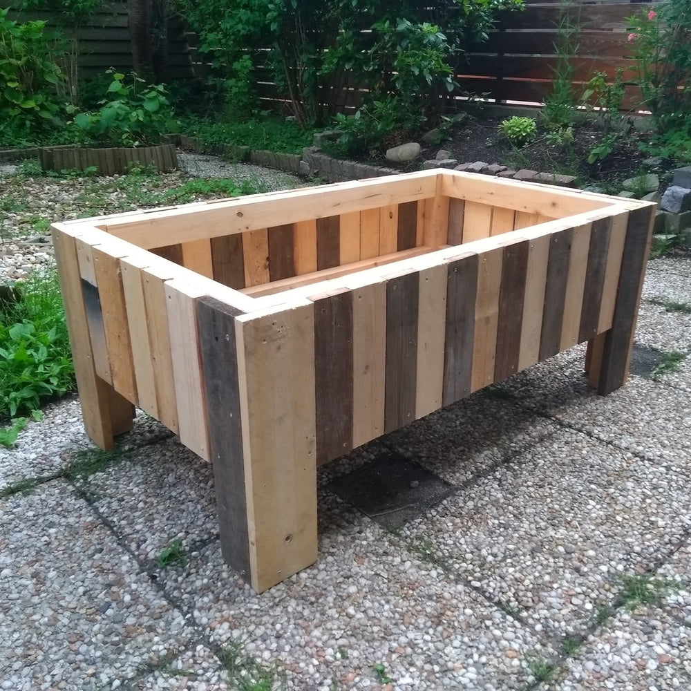 Een planten bak met 2 kleuren hout om en om rondom de bak. Gemaakt tijdens de workshop Groene vingers.