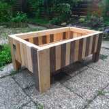 Een planten bak met 2 kleuren hout om en om rondom de bak. Gemaakt tijdens de workshop Groene vingers.