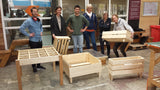Deelnemers aan workshop Groene vingers tonen hun plantenbakken.