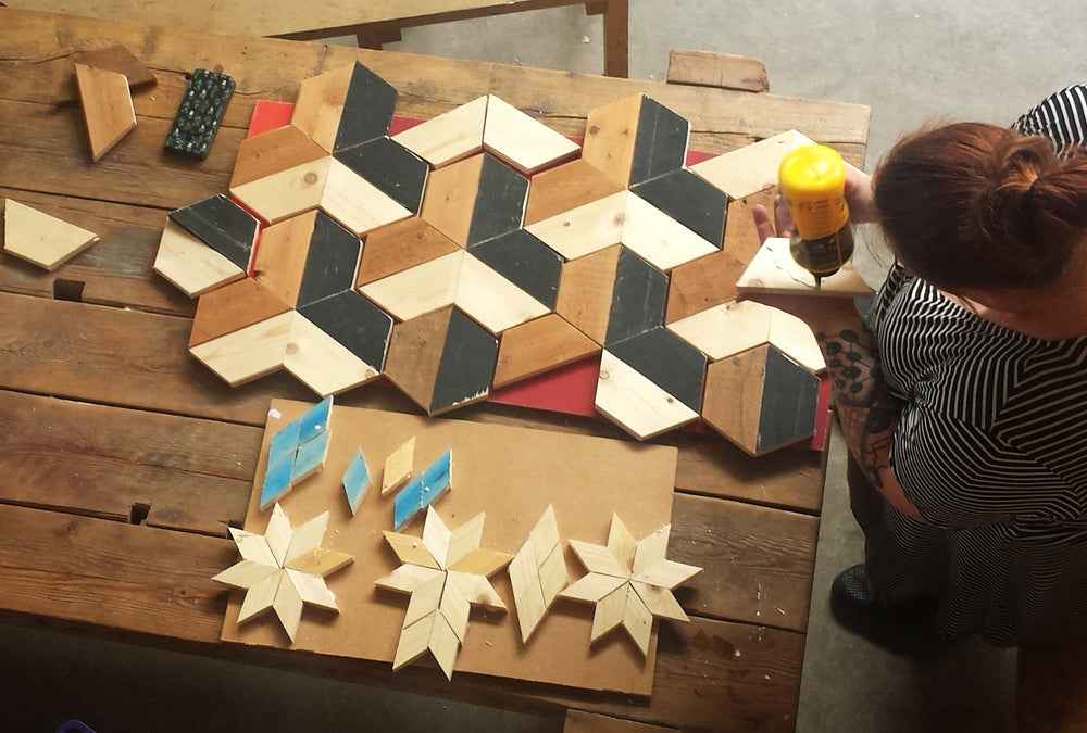 Een Hout mozaïek met houten trapezium vormen, in wit zwart en rood.