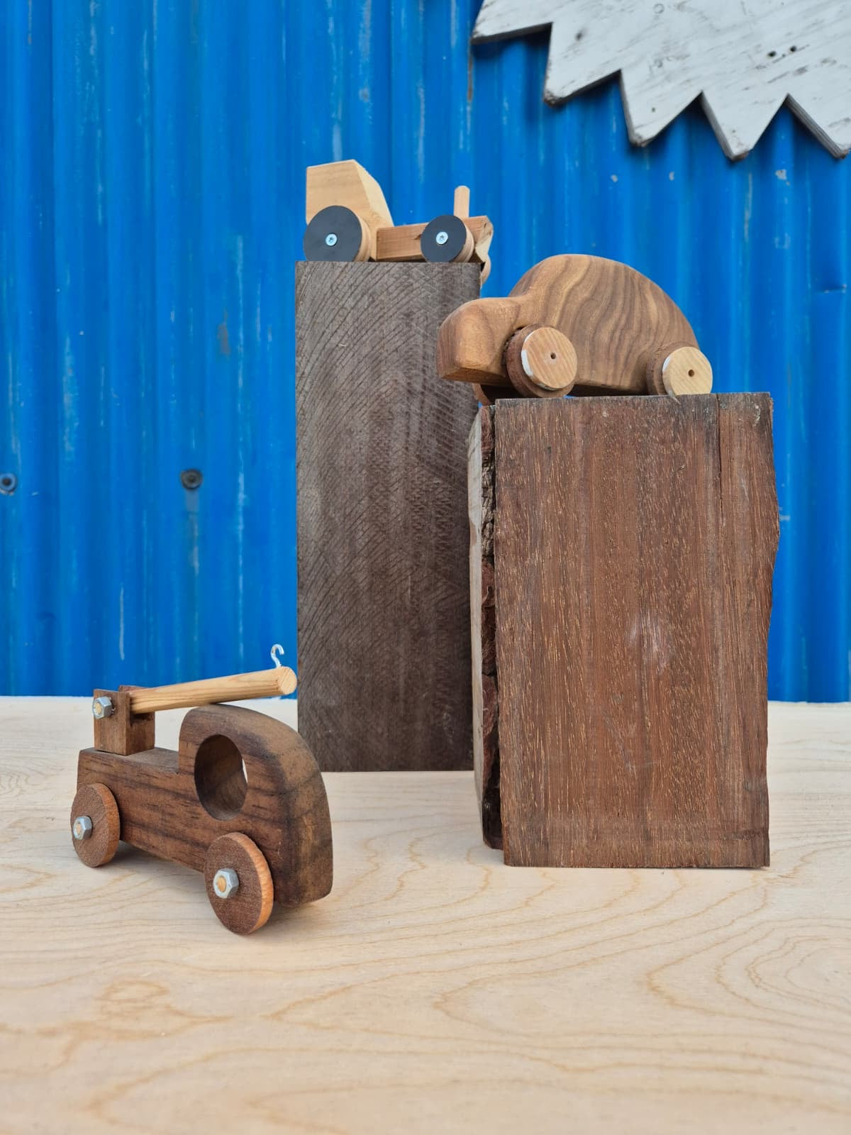 3 verschillende houten speelgoed autootjes voorbeelden voor de workshop houten Speelgoed maken 