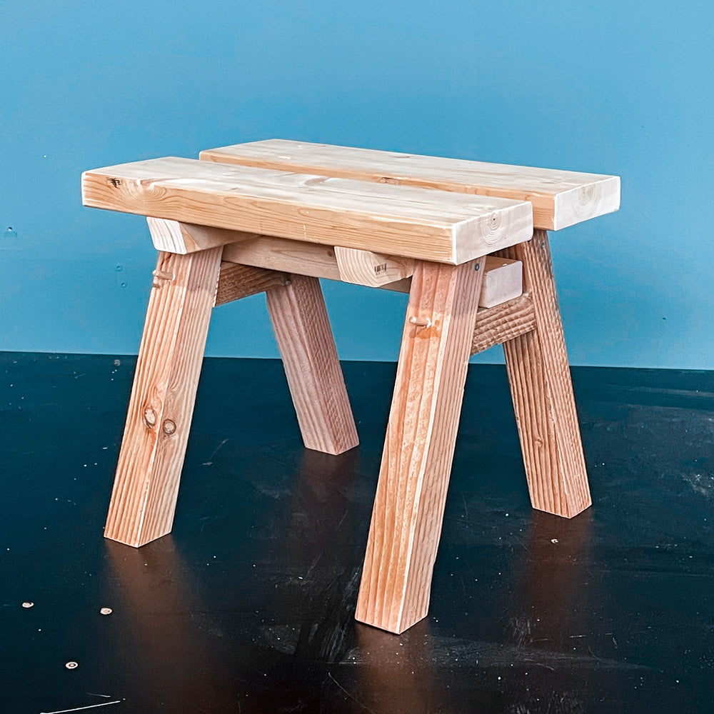 Een houten krukje gemaakt tijdens de workshop Japans krukje.