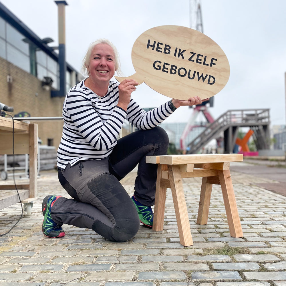 Een vrouw met haar eigen kruk, gemaakt in de workshop Japans krukje.