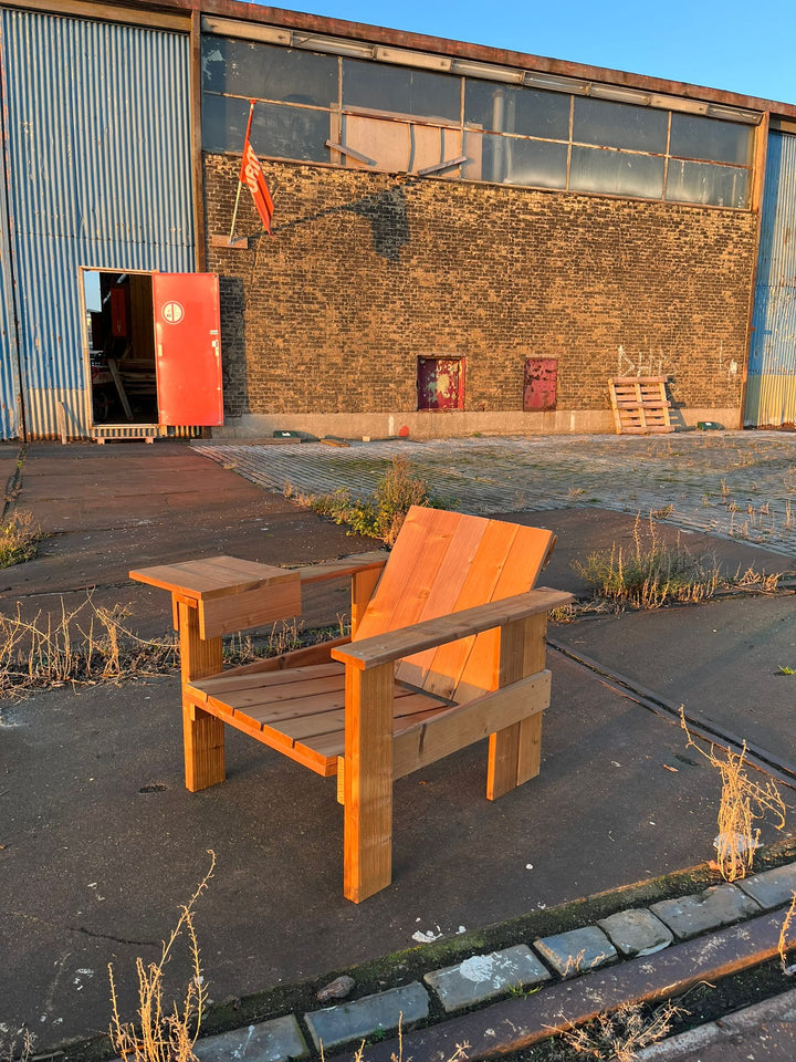 Lounge tuin stoel, geïnspireerd op de Rietveld "Krat" stoelen. Gemaakt tijdens de workshop Rietveld stoel.
