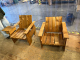 Twee lounge stoelen van thermisch vuren. Ontwerp geïnspireerd op de Rietveld "Krat" stoel en gemaakt tijdens de workshop Rietveld stoel. 