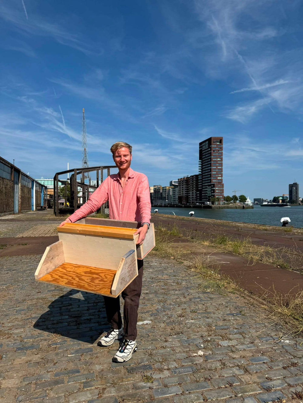 Een deelnemer van de workshop Bouw een Balkonbar, toont zijn eigen gemaakte balkonbar met plantenbak.